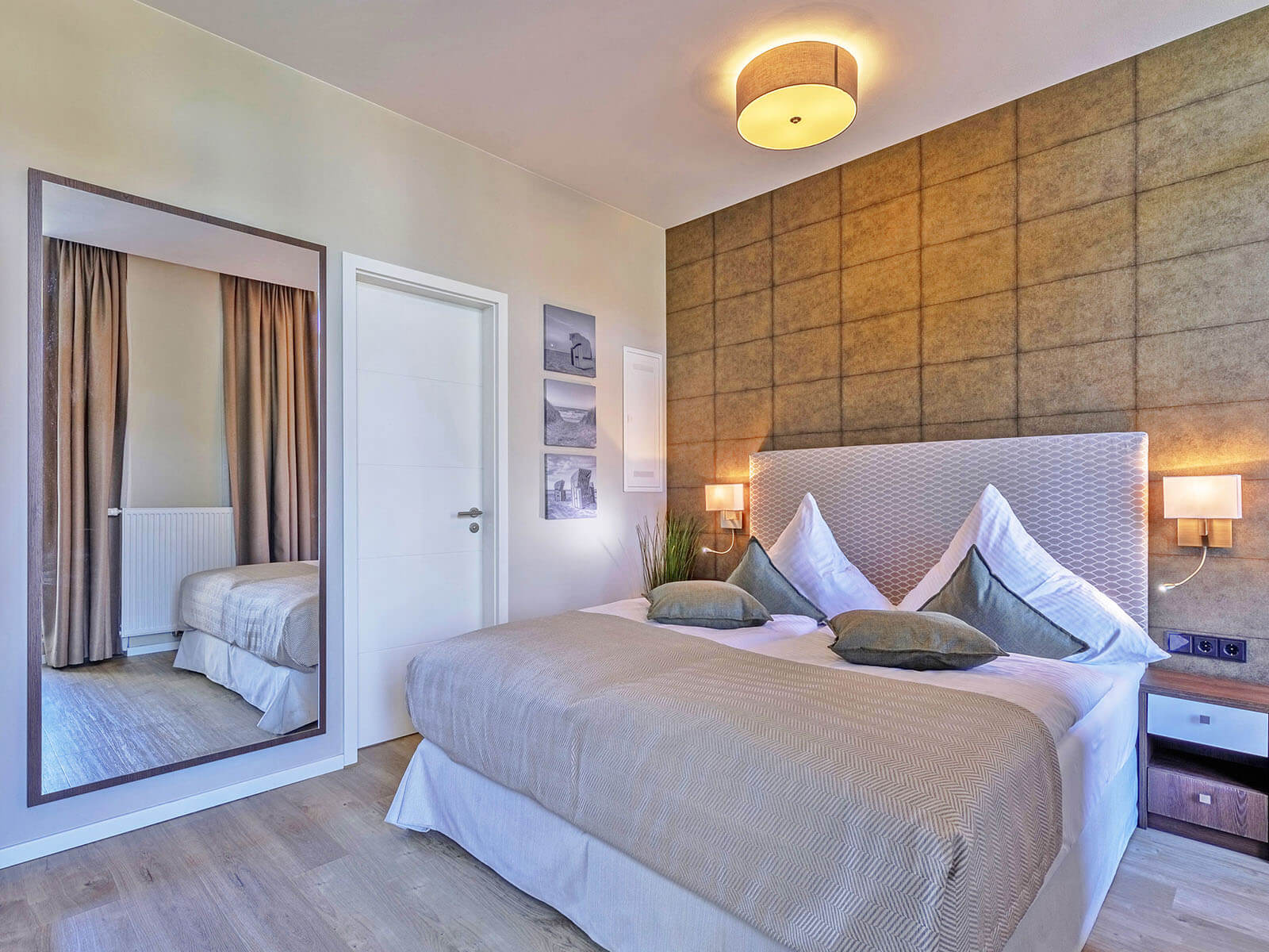 Modern ausgestattete Ferienwohnung mit stilvollem Schlafzimmer an der Ostsee
