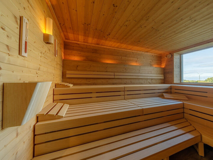 Moderner Wellnessbereich mit Sauna beim Urlaub an der Ostsee