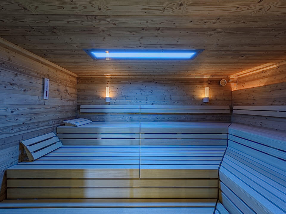 Moderner Wellnessbereich mit Sauna beim Urlaub an der Ostsee