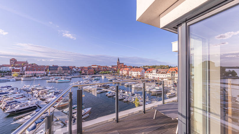 Hafenresidenz Waren mit Blick auf den Yachthaften