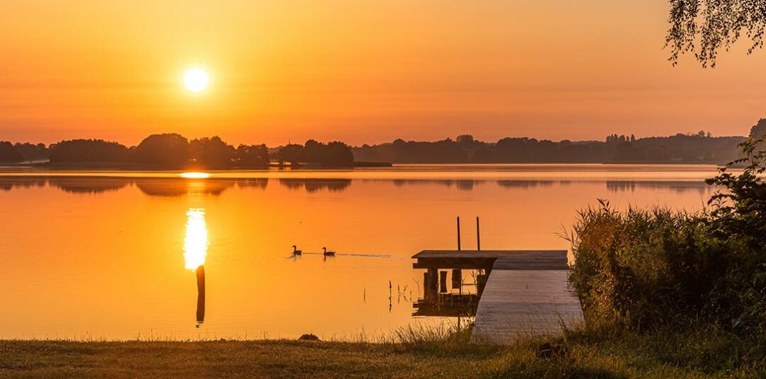 Badestelle mit Steg in Krakow am See bei Sonnenuntergang